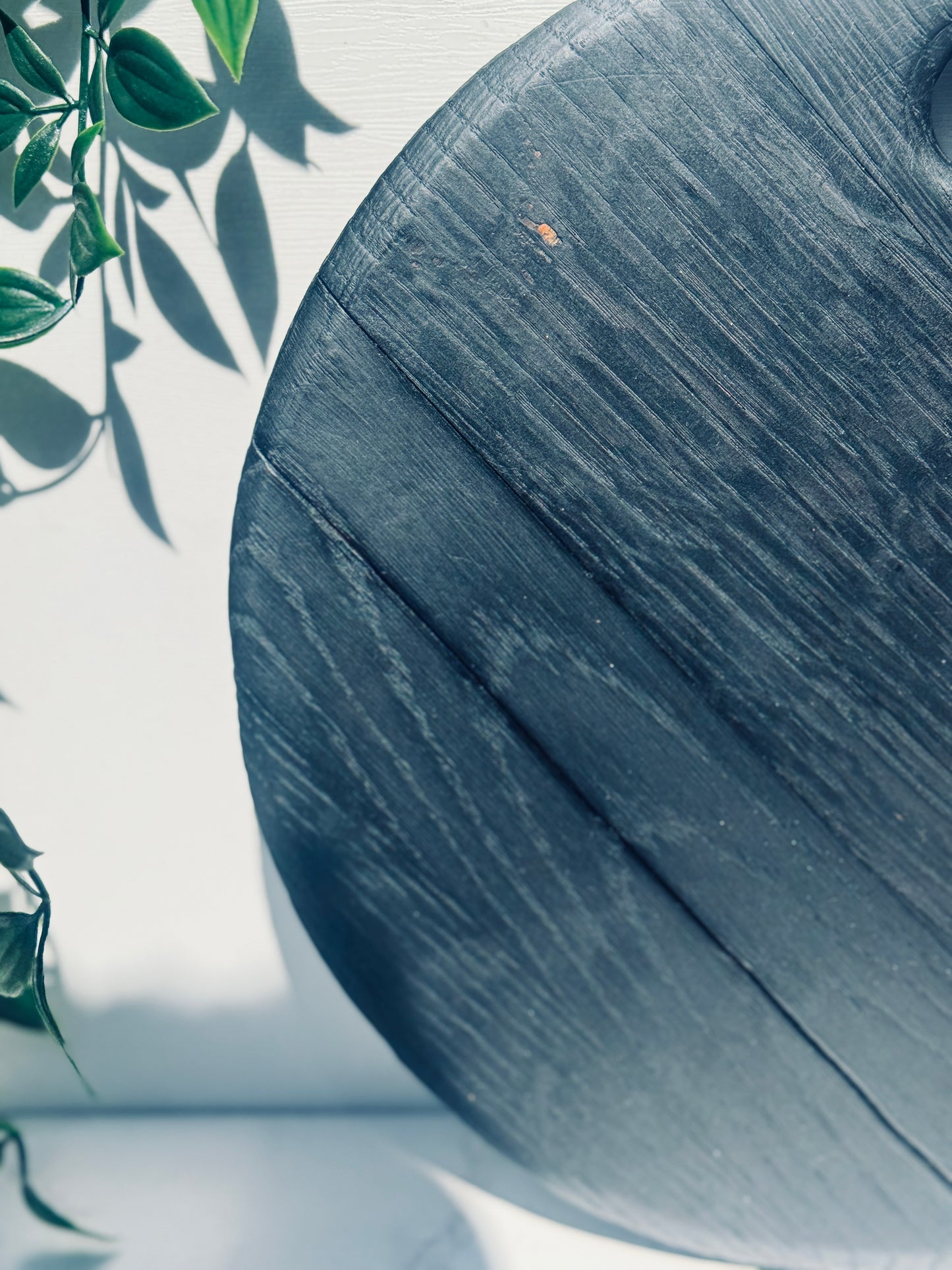 Detail shot showing the cracks in the textured rim noir board