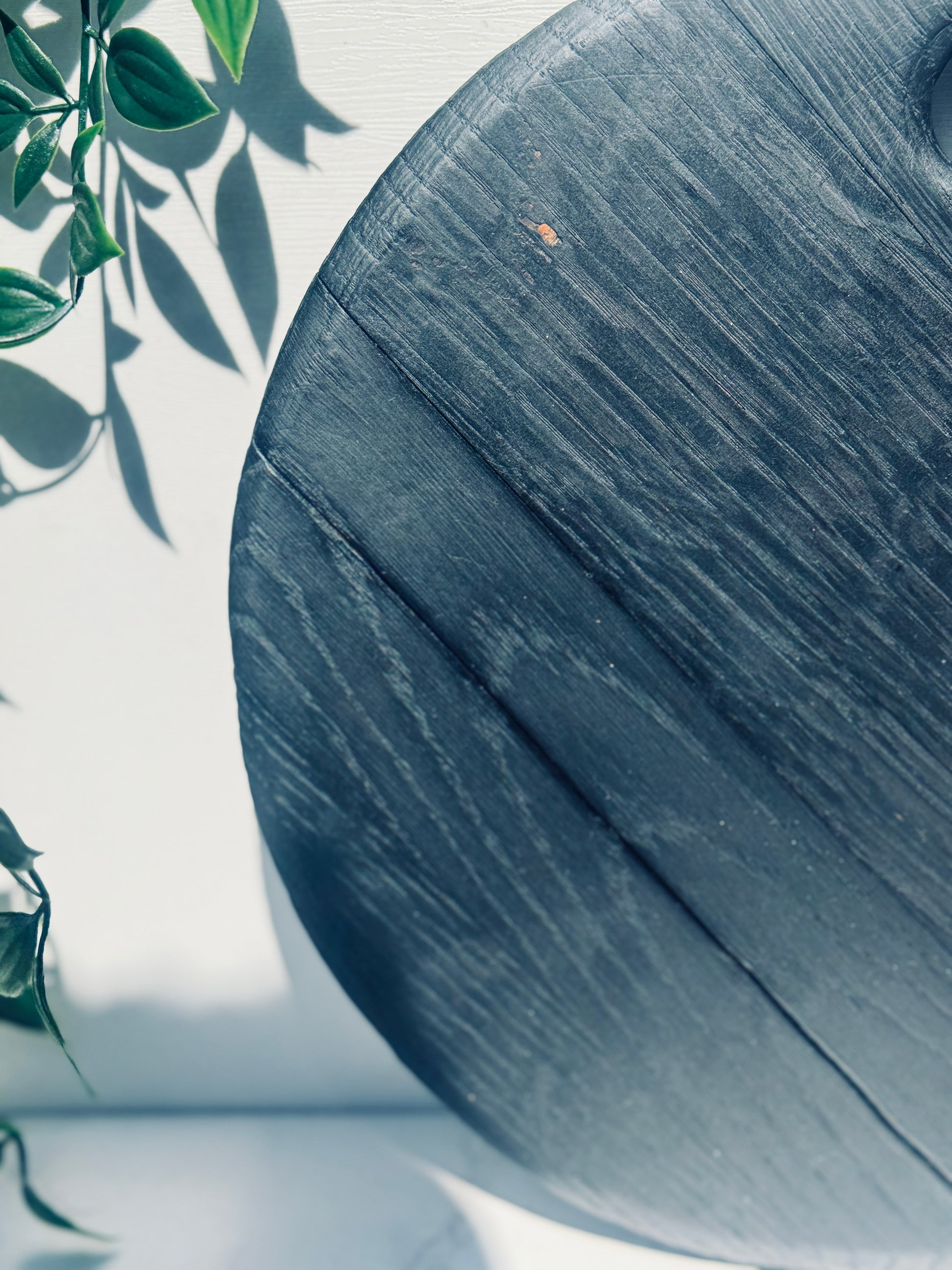 Detail shot showing the cracks in the textured rim noir board