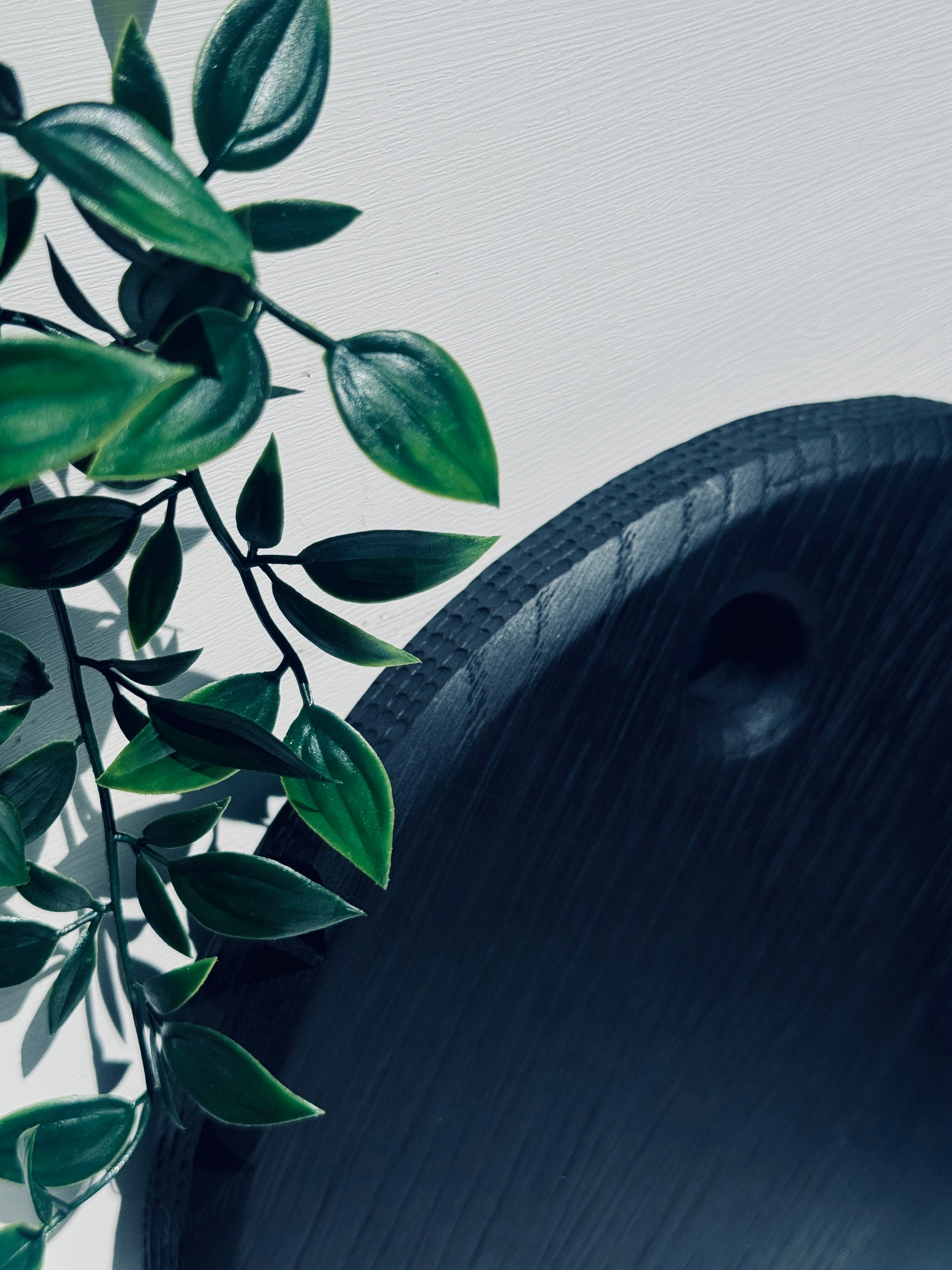 An image showing a close up of the top of the textured rim noir board